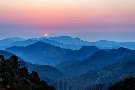 秋季下午太阳山区漂动摄影图配图