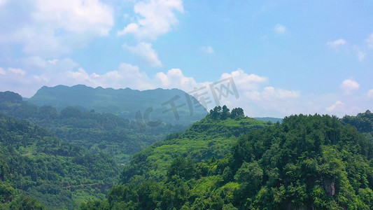 大山自然风景摄影照片_航拍大自然风光夏日山间哈斯克地貌风光大山高山自然风景