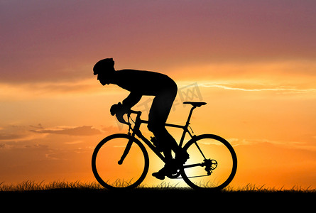 夕阳剪影傍晚骑自行车的人室外创意合成摄影图配图