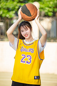 篮球比赛运动员摄影照片_美女打球篮球漂亮球服夏天摄影图配图