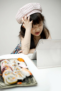 狂吃摄影照片_室内吃寿司的可爱小女孩人像摄影图配图