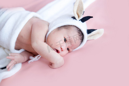 婴儿新生宝宝三胎宝宝人像小婴儿摄影图配图