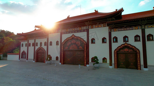 寺庙大门摄影照片_航拍阳光下的南京天龙寺庙大门