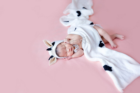 婴儿新生人像可爱宝宝三胎摄影图配图