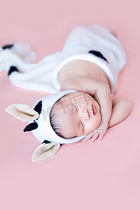 婴儿新生宝宝三胎人像新生儿摄影图配图