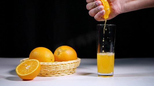 挤橙汁水果果汁摄影图