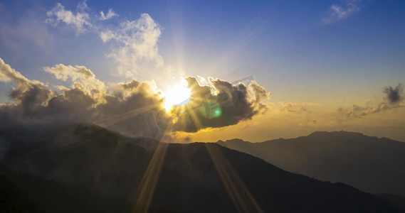 中国秦岭山脉日落风景