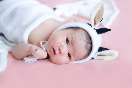 婴儿人像三胎新生宝宝可爱婴儿摄影图配图