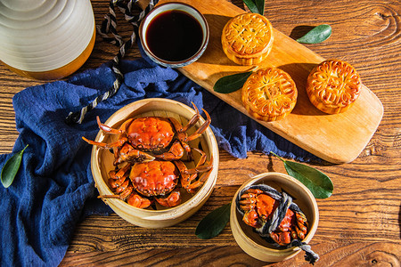 中秋美食白天螃蟹和月饼餐桌午餐摄影图配图