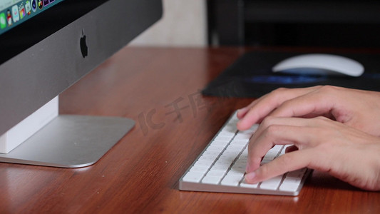 苹果打字摄影照片_苹果电脑键盘打字手敲击键盘办公实拍