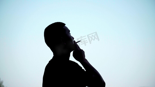 实拍情绪男性抽烟剪影来回徘徊惆怅悲伤
