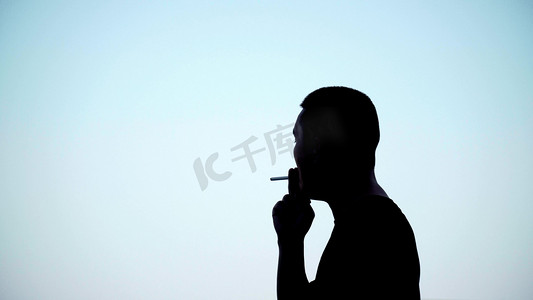 背影抽烟男 霸气图片