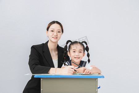 教师节白天人物教室老师辅导学生摄影图配图