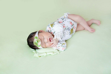 出生宝宝摄影照片_婴儿人像三胎可爱宝宝新生摄影图配图