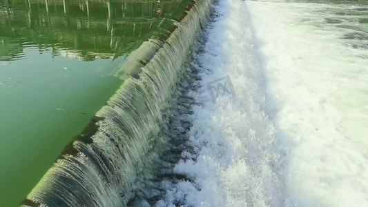 江中水坝瀑布流水排水