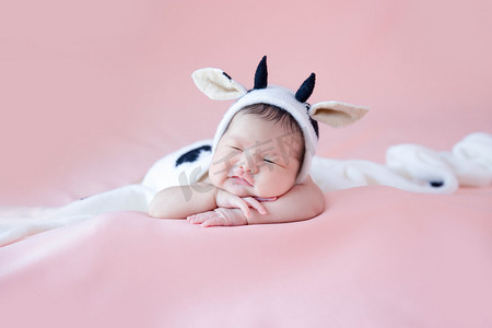 婴儿三胎新生可爱婴儿人像摄影图配图
