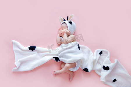 出生宝宝摄影照片_婴儿新生宝宝三胎人像可爱小婴儿摄影图配图