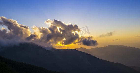 中国秦岭山脉日落风景