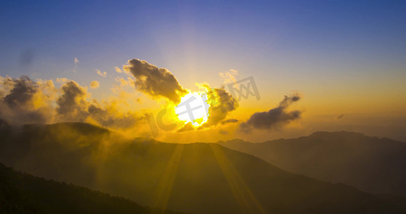 大山自然风景摄影照片_大气中国秦岭山脉日落风景