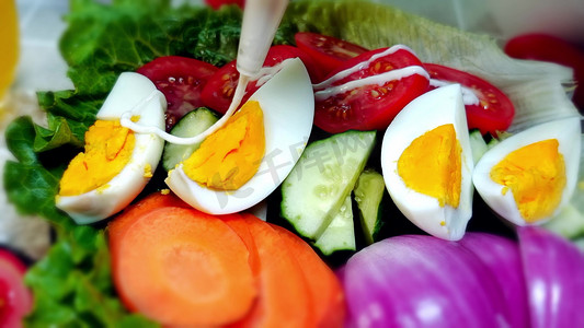蔬菜轻食健康餐挤沙拉酱摄影图