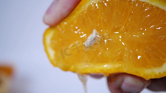橙广告摄影照片_汁水丰富新鲜橙子挤橙汁摄影图
