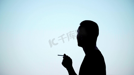 男性抽烟剪影
