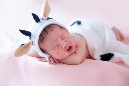 婴儿三胎新生人像可爱宝宝摄影图配图