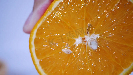 橙广告摄影照片_汁水丰富新鲜橙子挤橙汁