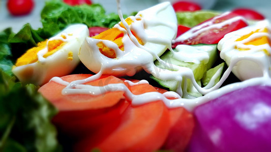 轻食健康摄影照片_蔬菜轻食健康餐挤沙拉酱健康餐