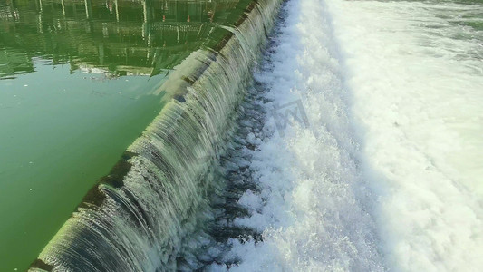 实拍江中水坝瀑布流水排水