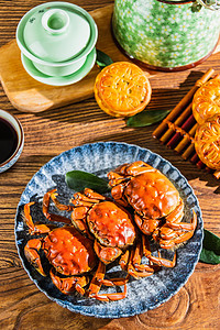 中秋节美食白天螃蟹和月饼餐桌午餐摄影图配图