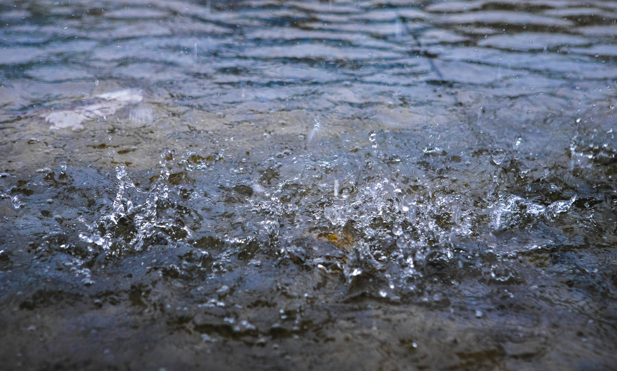 大雨雨水下午雨水地上无摄影图配图高清摄影大图 千库网