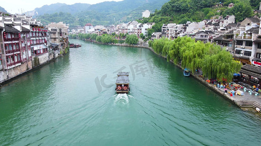 航行船摄影照片_航拍贵州镇远古镇行船流水