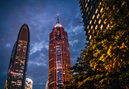 科技风背景摄影照片_城市夜晚高楼大厦仰拍摄影图配图