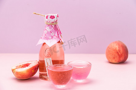 鲜桃白天桃花酒室内饮品摄影图配图