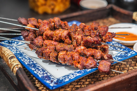 烧烤白天羊肉串室内美食摄影图配图