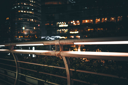 风科技摄影照片_城市夜晚栏杆人行桥天桥摄影图配图