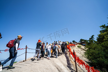 自然风景区摄影照片_华山风景区白天华山游客户外登山摄影图配图