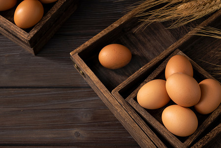蛋黄摄影照片_鸡蛋营养食品暗调风格创意摄影图配图