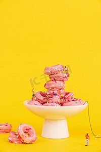 甜甜圈创意微缩黄色背景摄影图配图
