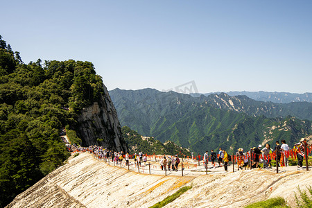 华山旅行白天华山游客户外登山摄影图配图