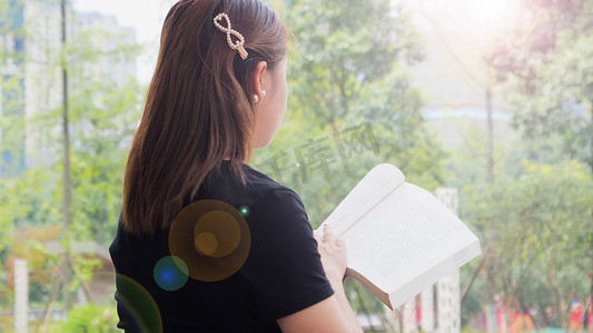 女孩户外看书翻书背影唯美意境