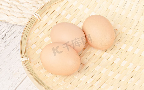 蛋制类食品白昼鲜鸡蛋室内竹筐拍摄摄影图配图