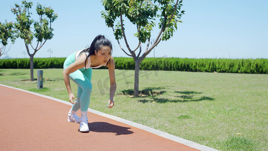 美女运动员起跑加速奔跑看远方