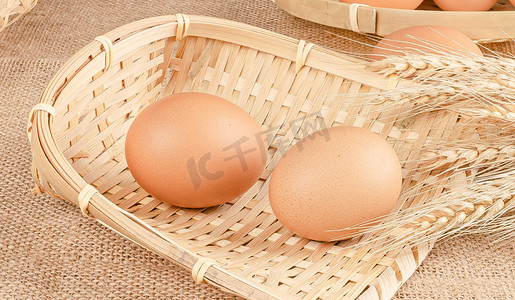 蛋类农产品白昼两枚鲜鸡蛋室内拍摄摄影图配图