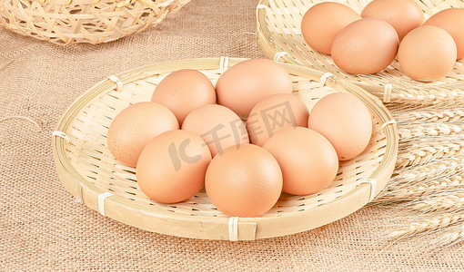 鸡蛋香肠矢量图摄影照片_蛋类农产品白昼生鸡蛋室内竹筐拍摄摄影图配图