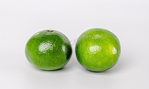 绿色清新水果摄影照片_秋天水果白昼两个橘子室内影棚拍摄摄影图配图