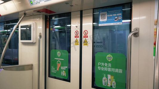 新天地摄影照片_实拍上海地铁站到站开门关门
