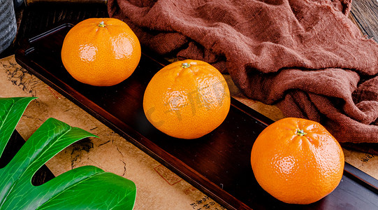 秋天酸甜可口水果白昼三个橘子室内静物摆拍摄影图配图
