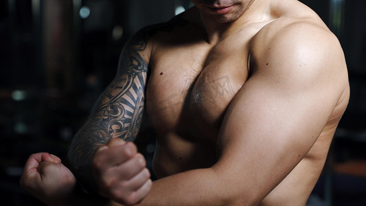 线条人像摄影照片_健硕肌肉男性胸肌线条展示肌肉